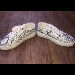 La Sheelah Snake Skin shoes 👟